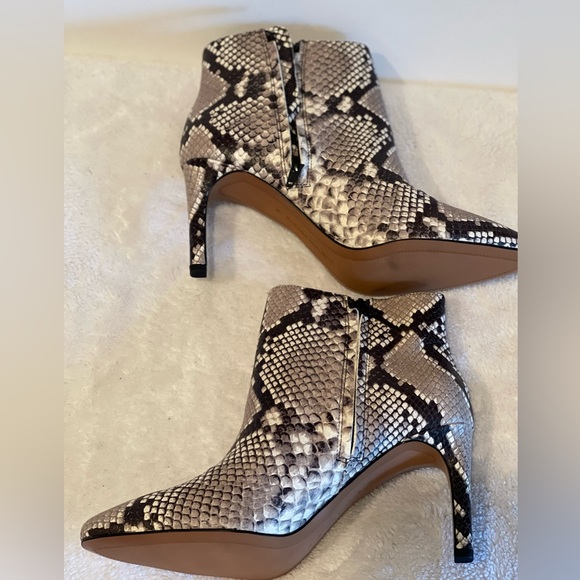 Banana Republic snake skin print ankle heel bootie with box. Size 8 - Picture 3 of 7